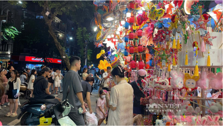 Con phố nào ở Hà Nội cứ đến hẹn lại lên lại khiến giới trẻ phát cuồng sống ảo, người lớn rưng rưng nhớ tuổi thơ?