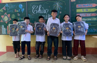Hơn 2.000 học sinh khó khăn ở Phú Thọ nhận quà đầu năm học mới