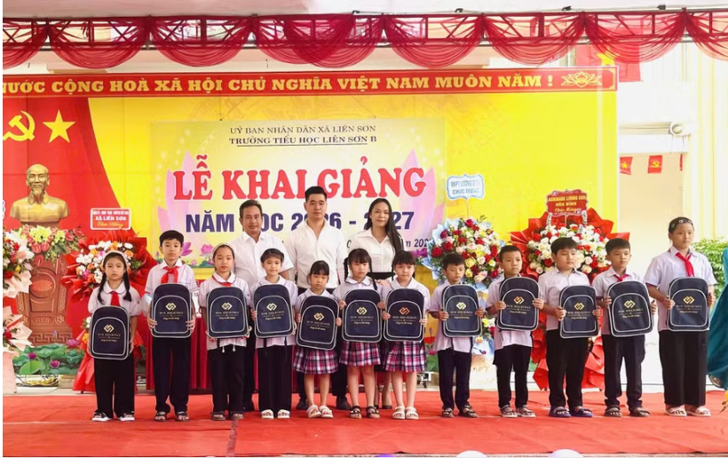 Hơn 2.000 học sinh khó khăn ở Phú Thọ nhận quà đầu năm học mới