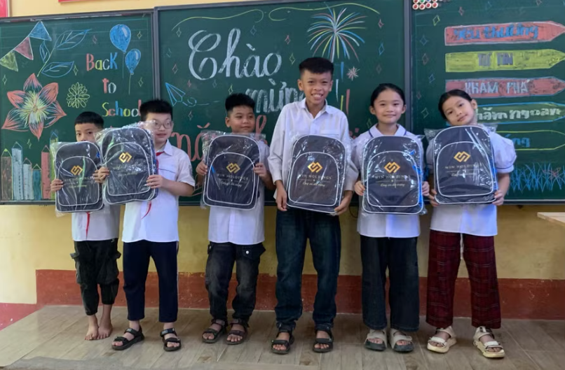 Hơn 2.000 học sinh khó khăn ở Phú Thọ nhận quà đầu năm học mới