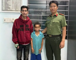 Đi bộ hơn 100km tìm mẹ, cậu bé 13 tuổi được Công an cứu giúp kịp thời