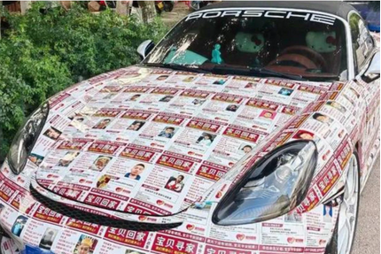 Chủ xe sang Porsche phủ kín xe bằng ảnh 90 trẻ mất tích, gây sốt mạng xã hội