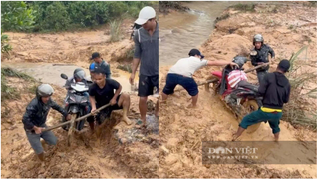 Giáo viên Quảng Trị vất vả băng rừng, lội suối, vượt bùn lầy đến trường gieo chữ