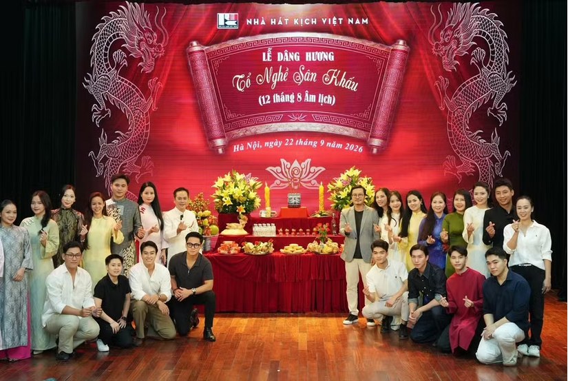 Nhiều thế hệ nghệ sĩ tri ân Tổ nghề sân khấu