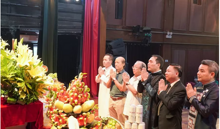 Nhiều thế hệ nghệ sĩ tri ân Tổ nghề sân khấu