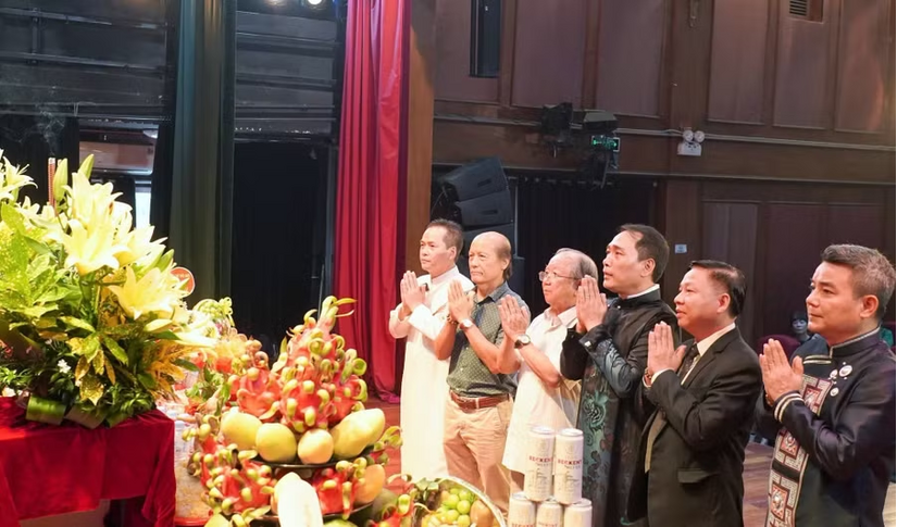 Nhiều thế hệ nghệ sĩ tri ân Tổ nghề sân khấu