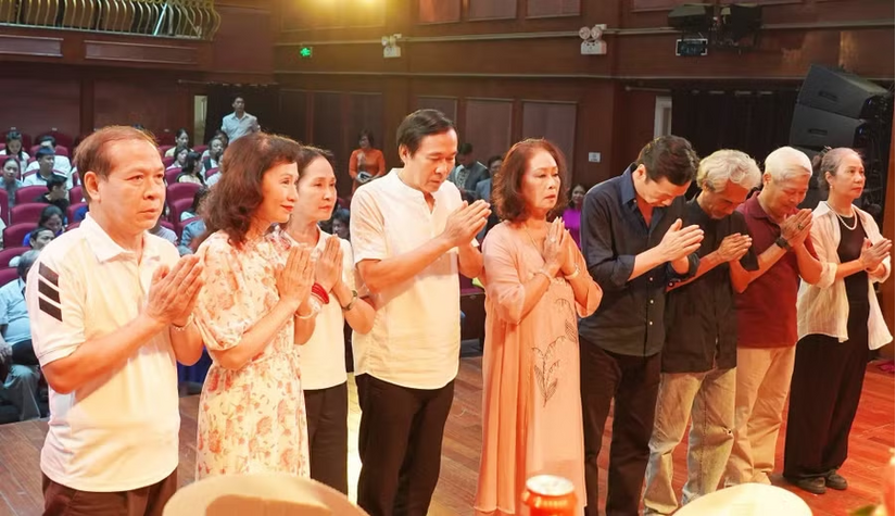 Nhiều thế hệ nghệ sĩ tri ân Tổ nghề sân khấu