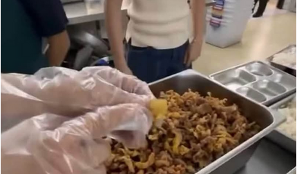 Thịt trong suất ăn bán trú ở Hà Nội như tóp mỡ: Nhà trường báo cáo gì?
