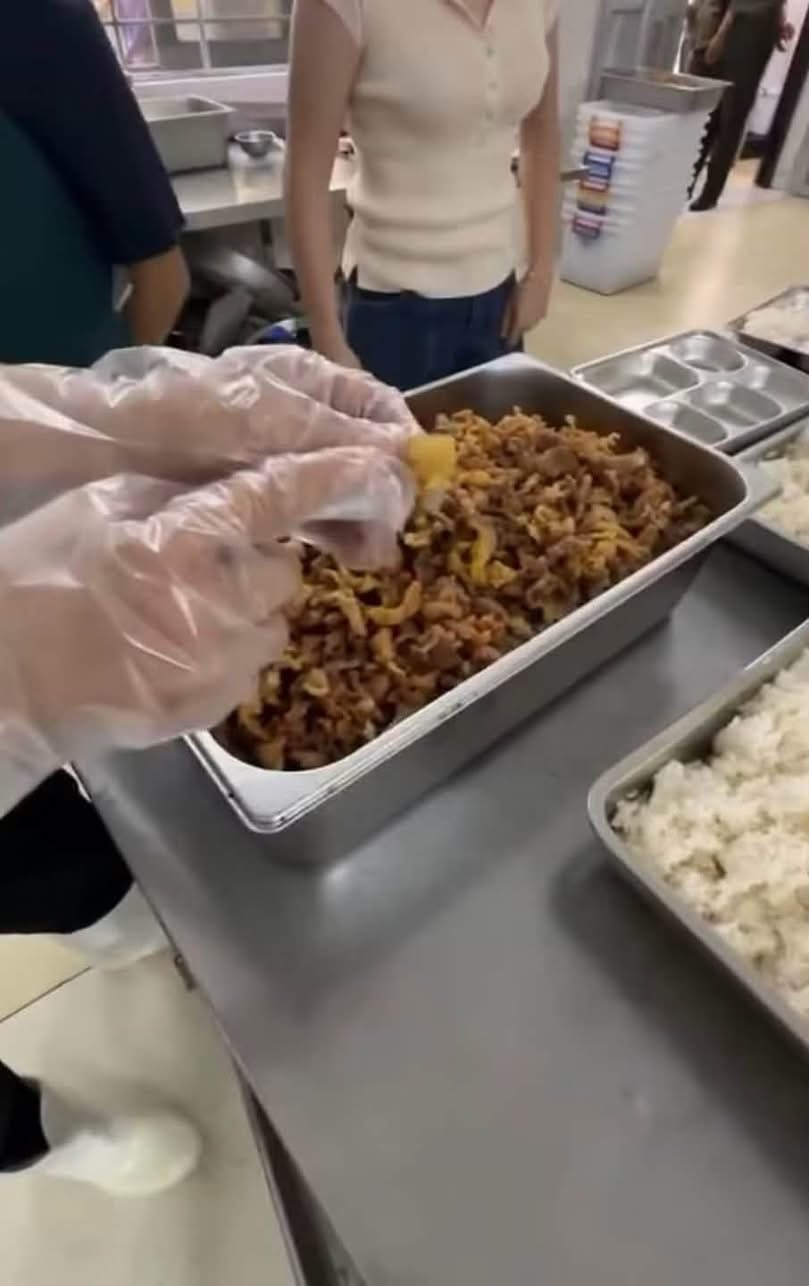 Thịt trong suất ăn bán trú ở Hà Nội như tóp mỡ: Nhà trường báo cáo gì?
