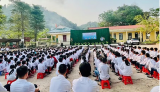 Vượt núi đưa công nghệ đến lớp học vùng cao