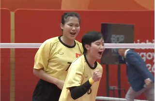 Thay người ảo diệu, cầu mây nữ Việt Nam ngược dòng vào chung kết đôi nữ