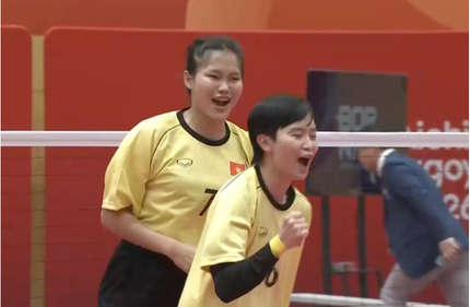 Thay người ảo diệu, cầu mây nữ Việt Nam ngược dòng vào chung kết đôi nữ