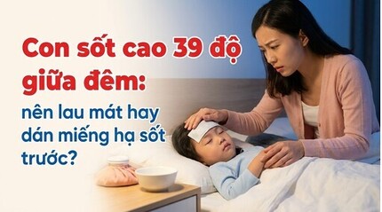 Con sốt cao 39 độ giữa đêm: nên lau mát hay dán miếng hạ sốt trước?