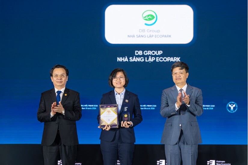 Bà Mai Thị Hồng Quyên – Giám đốc Kinh doanh và Marketing Nhà sáng lập Ecopark nhận giải thưởng tại Chương trình Lễ công bố và vinh danh Thương hiệu mạnh năm 2026