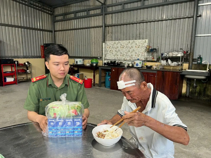 Lạc gần 800km từ Đồng Nai ra Đà Nẵng giữa trời mưa lạnh, người đàn ông 69 tuổi may mắn được giúp đỡ