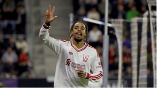 Tiền đạo Pháp đi vào lịch sử Liverpool