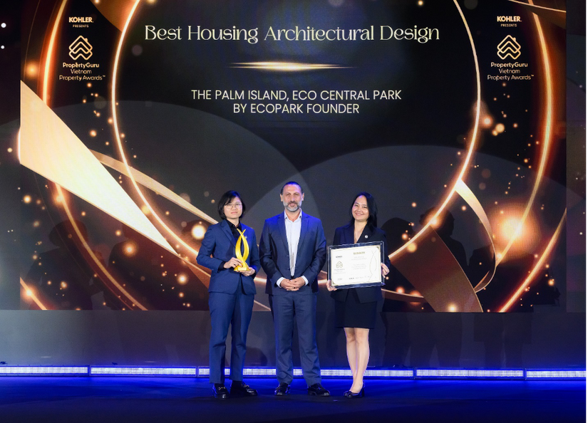 Bà Mai Thị Hồng Quyên – giám đốc Kinh doanh & Marketing và bà Huỳnh Thị Uyên Phương – Giám đốc Chiến lược nhà sáng lập Ecopark nhận giải thưởng tại PropertyGuru 2026