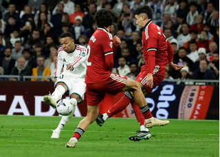 Real Madrid bất bại 8 trận sân nhà liên tiếp