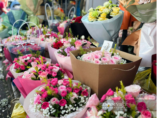 Thị trường hoa dịp 20/10: Khách mua đông, giá hoa không tăng 