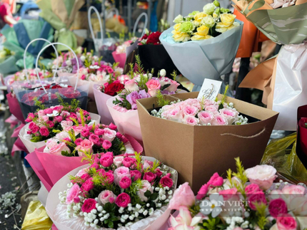 Thị trường hoa dịp 20/10: Khách mua đông, giá hoa không tăng 
