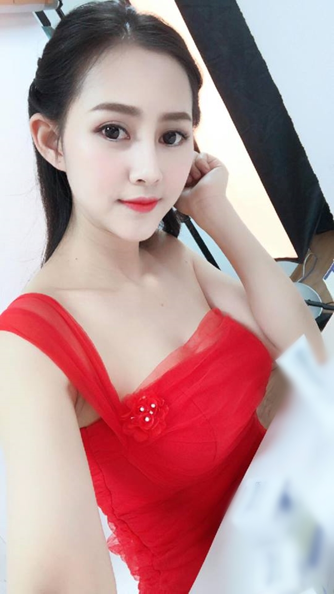 25 tuổi, hot girl làng hài ở nhà đẹp, đi 2 xe sang 32 tỷ