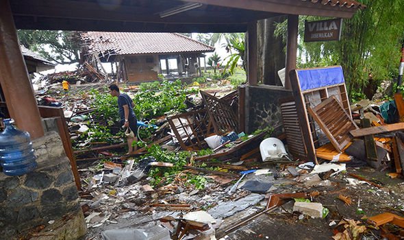 Ảnh sốc lạnh người về thảm họa sóng thần chết chóc ở Indonesia