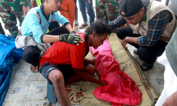 Ảnh sốc lạnh người về thảm họa sóng thần chết chóc ở Indonesia