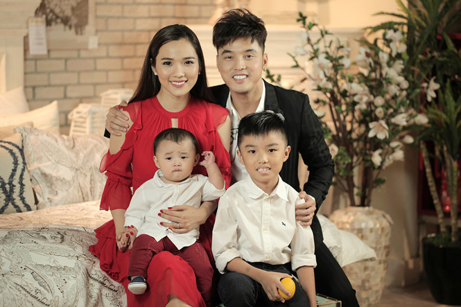 3 ông bố dượng showbiz Việt cưng chiều hết mực con riêng của vợ