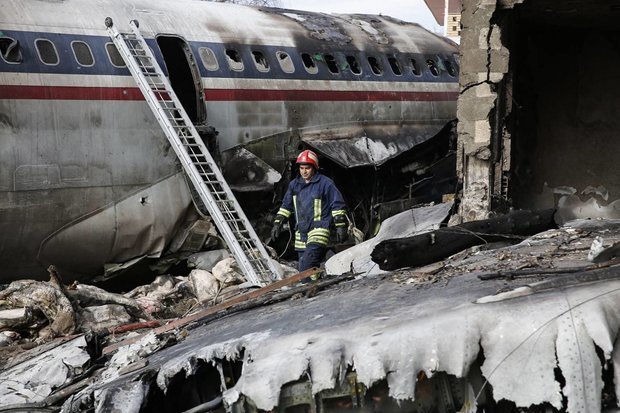 Mới: Hình ảnh thảm khốc máy bay Boeing rơi ở Iran, nhiều người chết