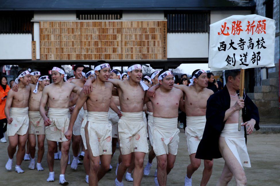 10.000 người khỏa thân tranh cướp gậy may mắn ở Nhật Bản