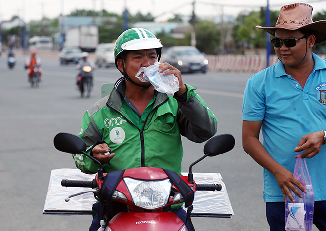 Lễ hội 'có một không hai': Chạy ra đường 'năn nỉ' khách uống nước miễn phí