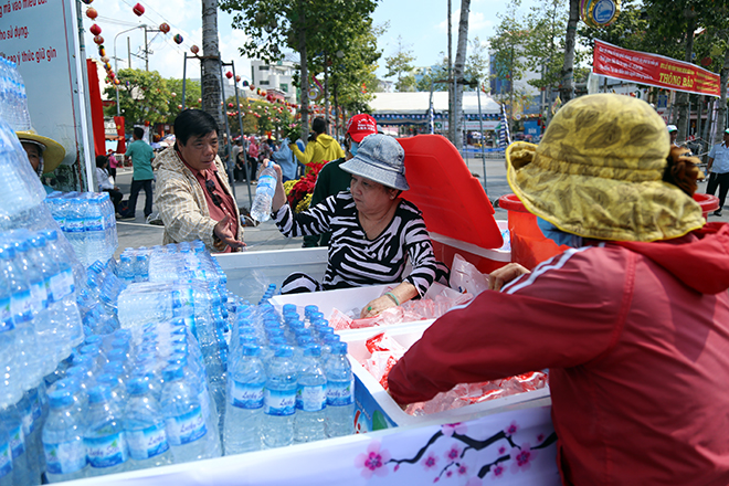 Lễ hội 'có một không hai': Chạy ra đường 'năn nỉ' khách uống nước miễn phí