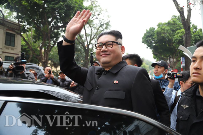 'Ông Donald Trump, Kim Jong-un' bất ngờ đi dạo trên phố Hà Nội