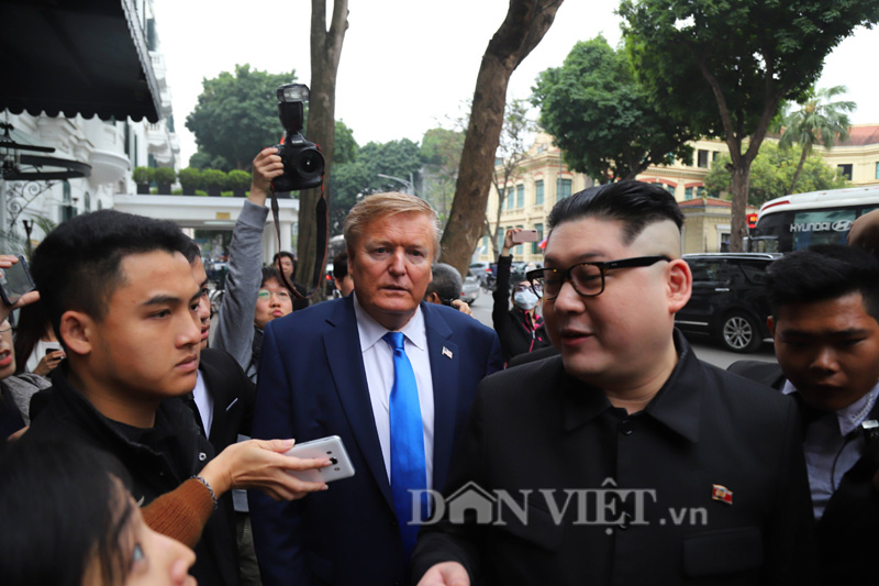 'Ông Donald Trump, Kim Jong-un' bất ngờ đi dạo trên phố Hà Nội