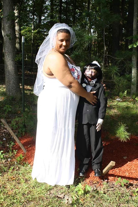 Người phụ nữ làm đám cưới với búp bê thây ma kinh dị