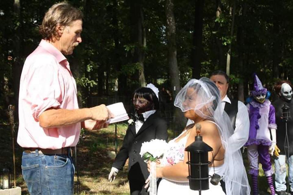 Người phụ nữ làm đám cưới với búp bê thây ma kinh dị