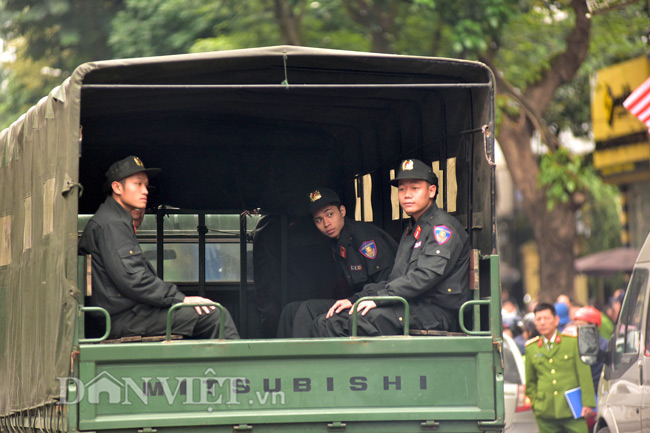 Trước thềm Hội nghị thượng đỉnh Mỹ - Triều giữa Tổng thống Mỹ Donald Trump và nhà lãnh đạo Triều Tiên Kim Jong-un, an ninh ngày càng được thắt chặt tại nhiều điểm ở Hà Nội. 10h sáng nay 25.2, đoàn xe của Công an TP. Hà Nội đã ra quân diễu hành qua một số tuyến phố ở khu vực trung tâm thành phố.