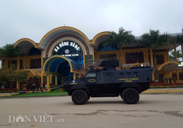 Hiếu kỳ, người dân xứ Lạng đội mưa chụp ảnh cùng xe bọc thép