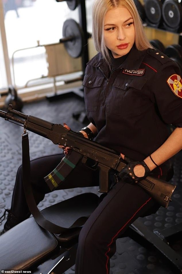 Cận cảnh nhan sắc hút hồn của nữ vệ binh đẹp nhất quân đội Nga