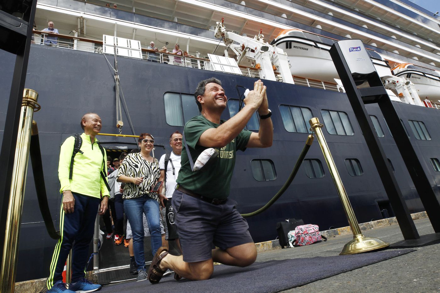 Phát hiện người trên du thuyền 'bị hắt hủi' mới cập cảng Campuchia nhiễm virus Corona