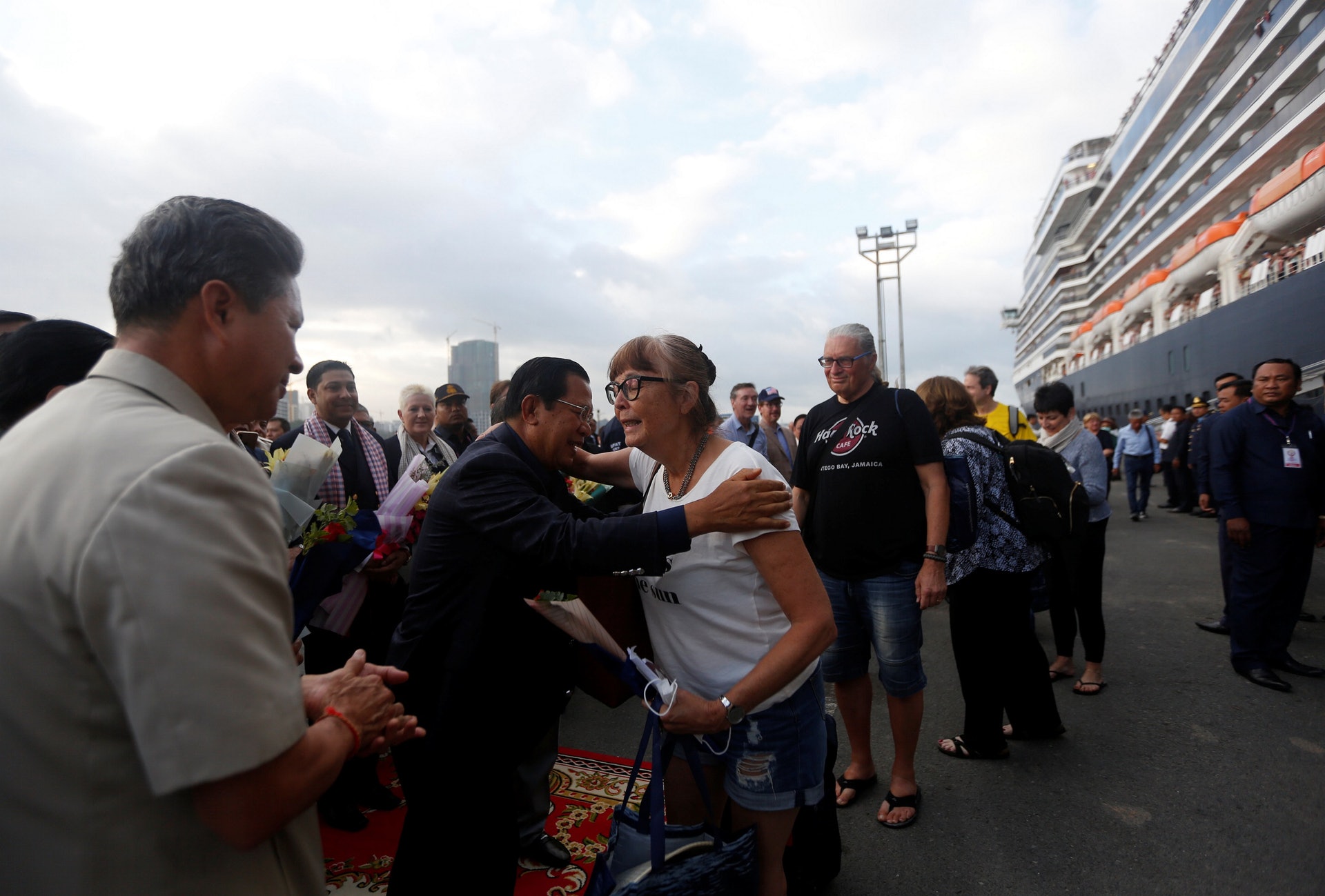 Phát hiện người trên du thuyền 'bị hắt hủi' mới cập cảng Campuchia nhiễm virus Corona
