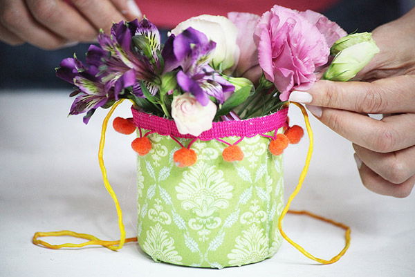 Thành phẩm  Cách làm đồ handmade đẹp để trang trí từ những vật dụng thừa trong nhà rất đơn giản phải không nào? Những chiếc giỏ hoa đẹp mắt nhiều sắc màu sẽ tạo cho không gian nhà bạn ấn tượng và dễ chịu hơn.