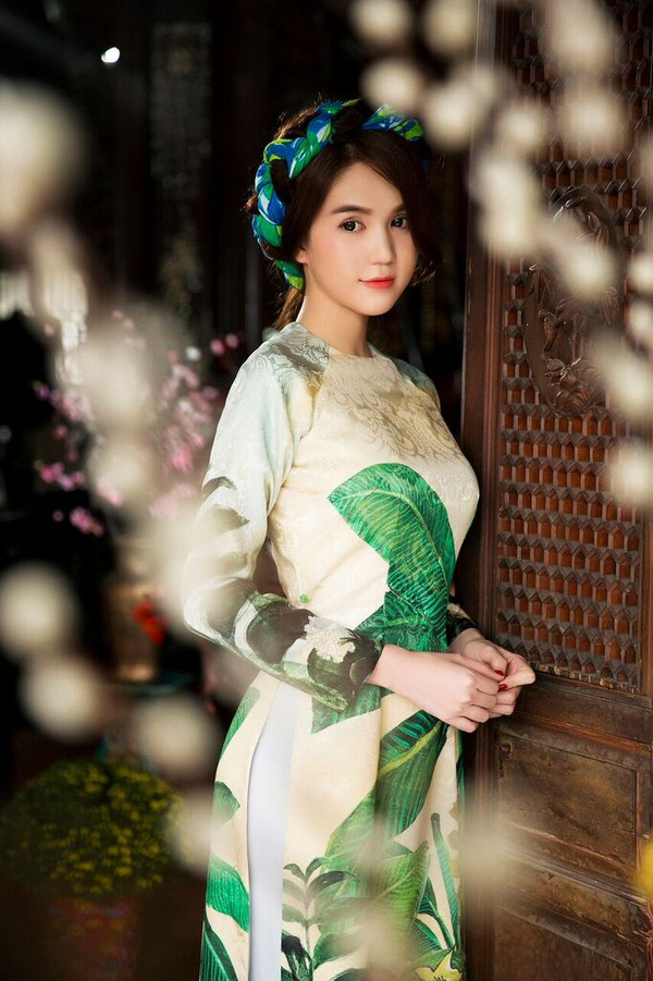 Ngọc Trinh trông vô cùng ngoan hiền, dịu dàng trong bộ áo dài Việt Nam truyền thống