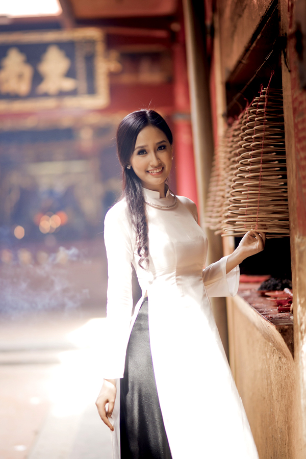 Vẻ đẹp của hoa hậu Mai Phương Thúy càng tỏa sáng trong trang phục áo dài Việt Nam