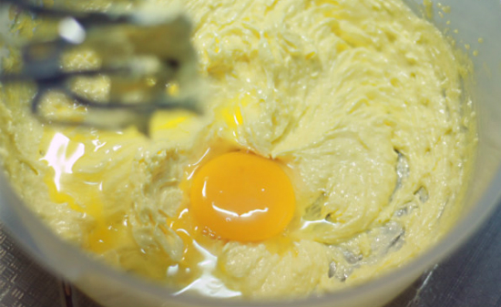 Cách làm bánh bông lan trứng muối rất đơn giản, không mất nhiều thời gian
