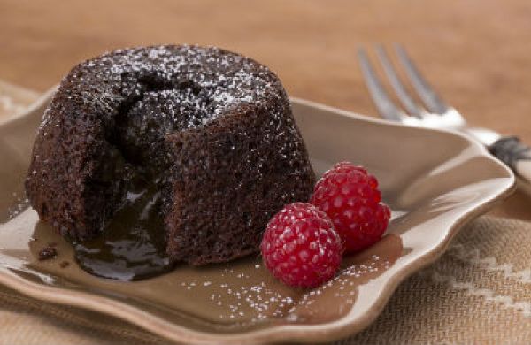 Molten lava cake là loại bánh có socola tan chảy như dung nham núi lửa