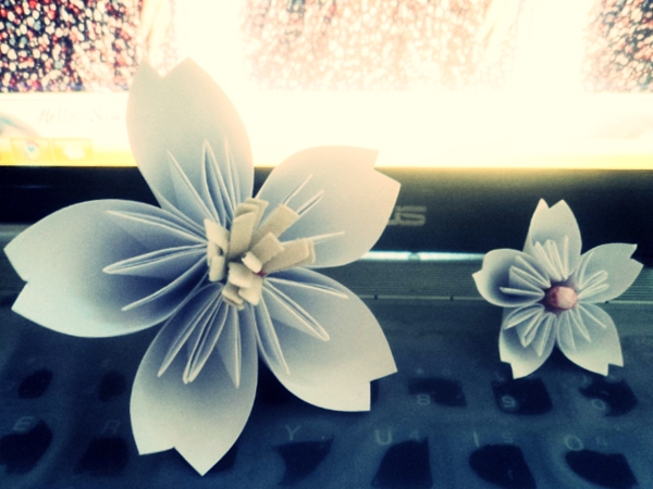 Cách gấp giấy Origami làm hoa anh đào không hề khó