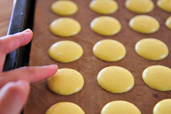 Khâu làm vỏ bánh là bước khó nhất trong cách làm bánh macaron