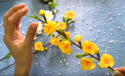 Cách làm hoa bằng giấy nhún tạo bình mai vàng đón Tết