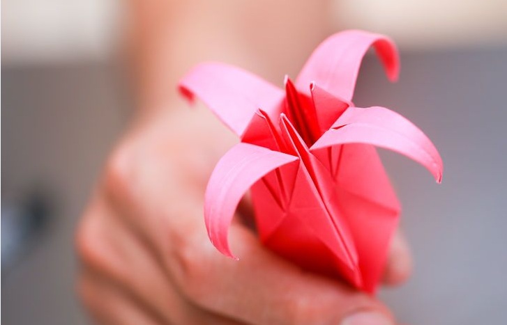 Cách làm hoa giấy đẹp theo phong cách Origami để tạo hình hoa ly trang trí